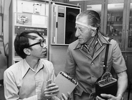 Jo Tong e George Watson ao lado de primeiros protótipos de implante coclear