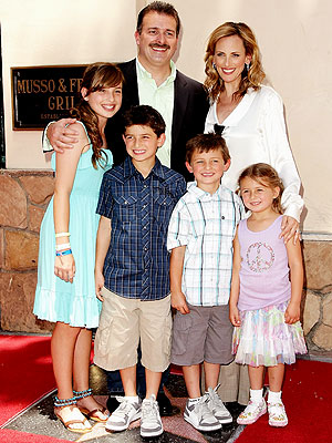 Com o marido, Kevin Grandalski e os filhos.