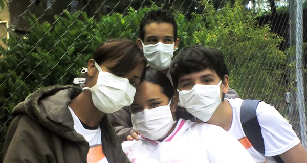 Pessoas com máscaras usadas na proteção de vírus como o H1N1 e coronavírus