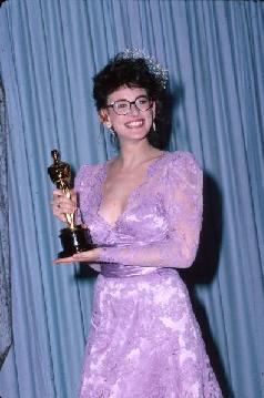 Marlee com a estatueta do Oscar, em 1987.